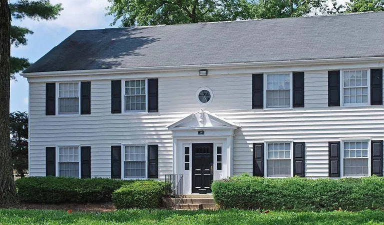 Colonial Apartments — Photo 26