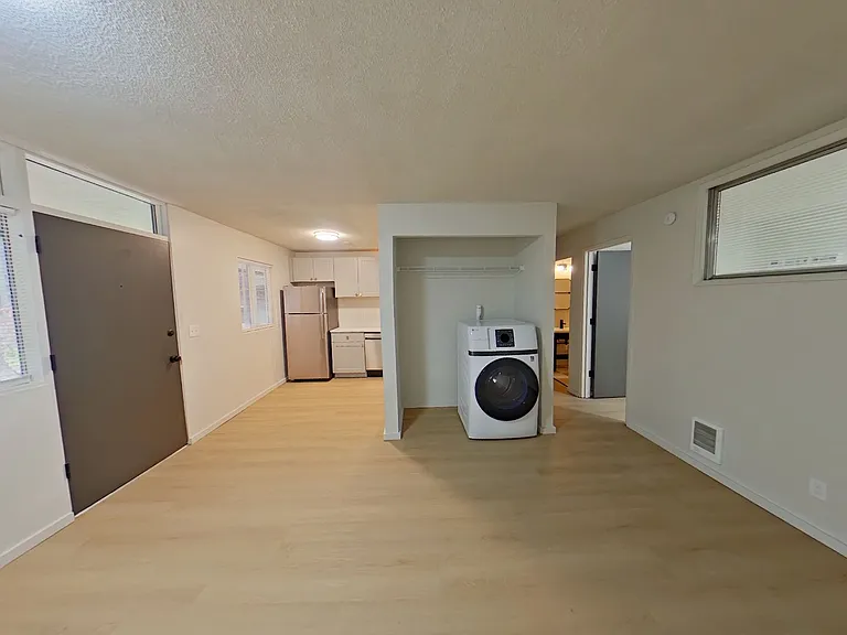 University Manor - Newly Renovated Units just a short walk from Campus! — Photo 21