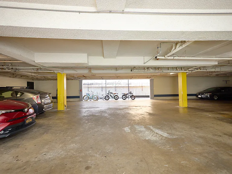 744 N Manhattan Pl — Photo 3