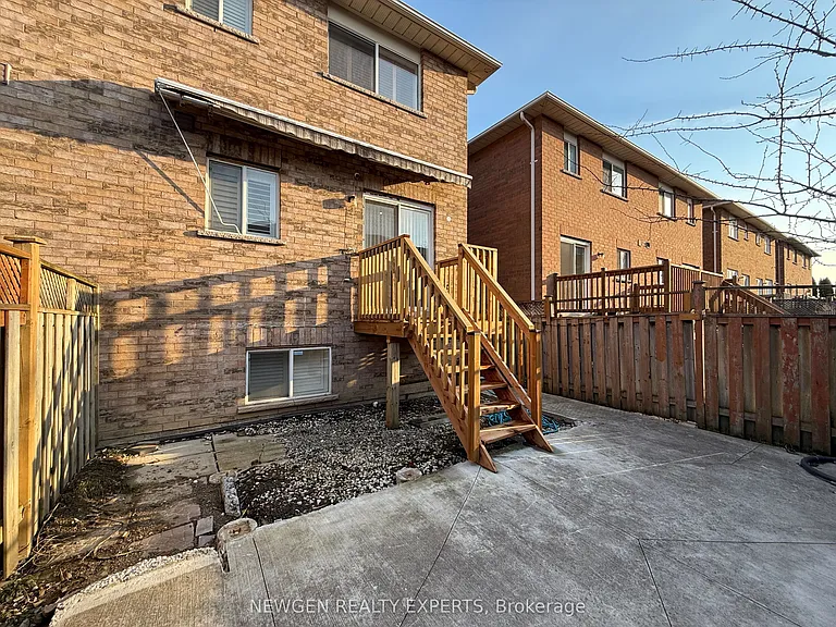 22 Rochefort Dr — Photo 38