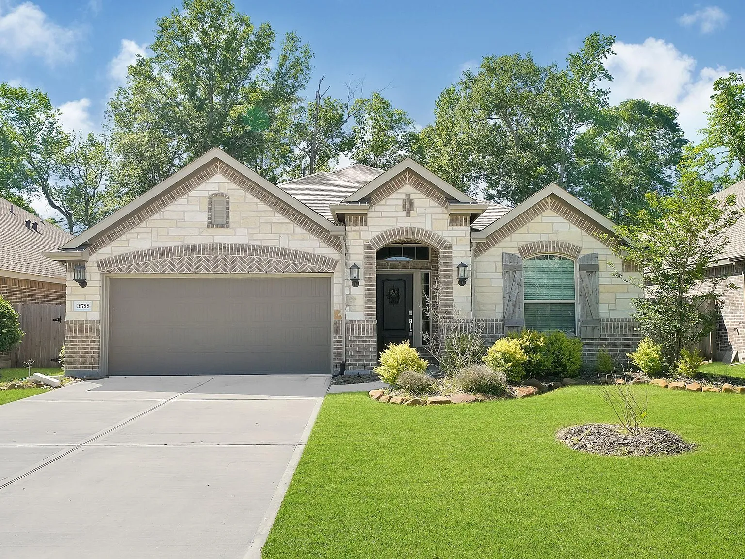 3 bed, 2.0 bath, 2039 sqft, $2,100 — Photo 1