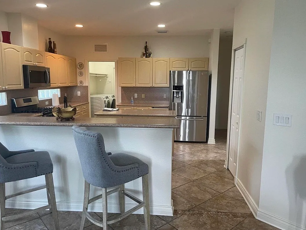 5 bed, 3065 sqft, $5,995 — Photo 2