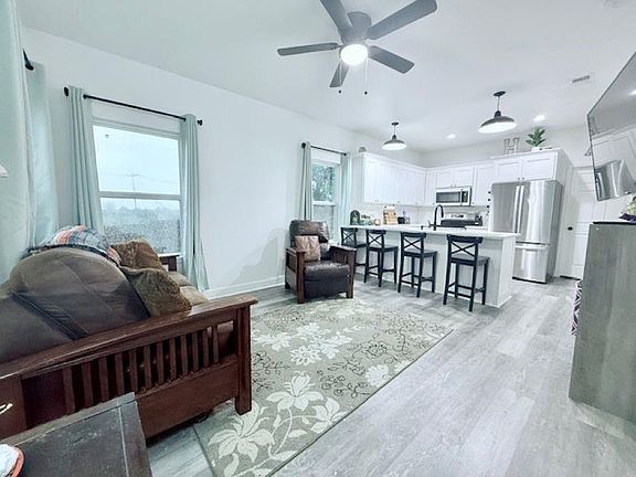 5th image of 810 Brown St