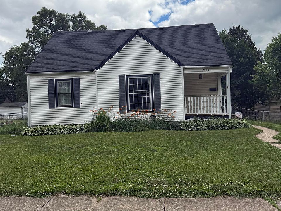 1st image of 2924 Gladstone Ave