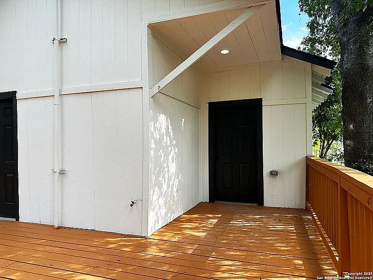 325 Robert E Lee St — Photo 15