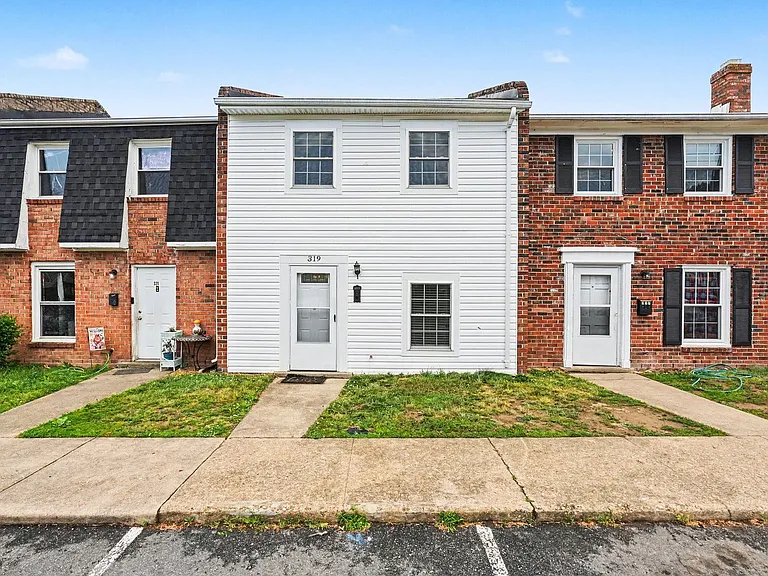 319 Brock Sq — Photo 1