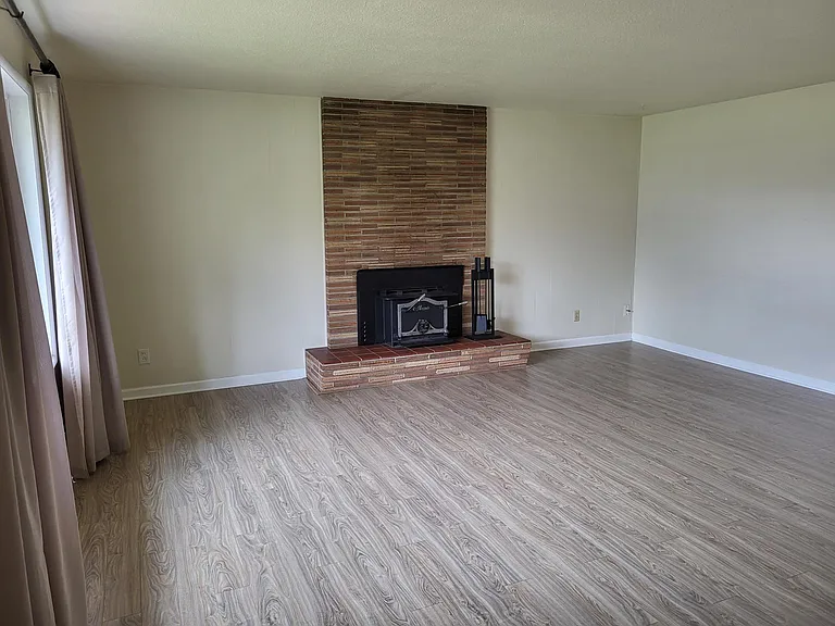 1585 Bogart Ln — Photo 3