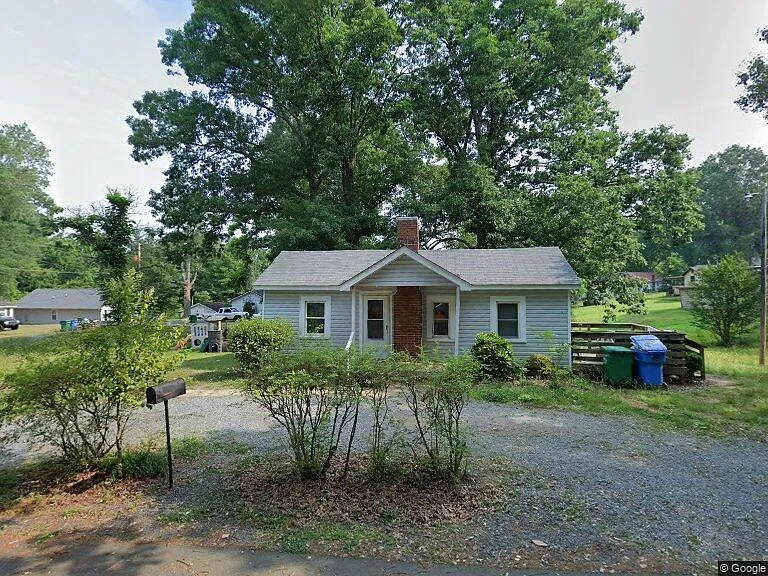 1844 Holly Ave — Photo 2