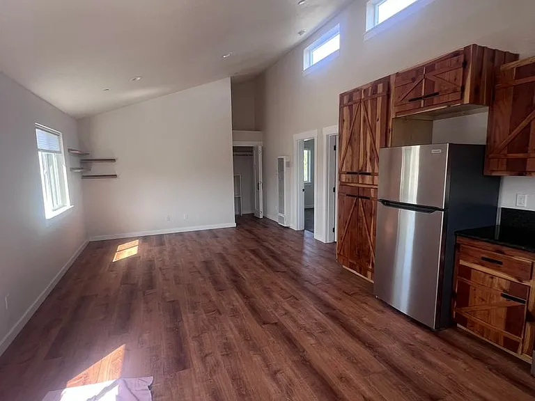 1809 Caroline Ave — Photo 6