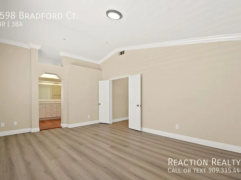 6598 Bradford Ct — Photo 8