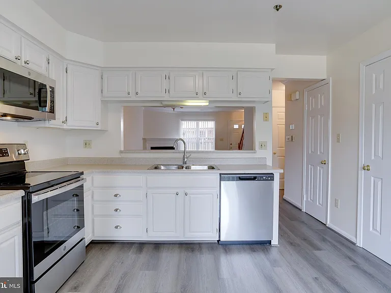 3050 S Glebe Rd — Photo 3