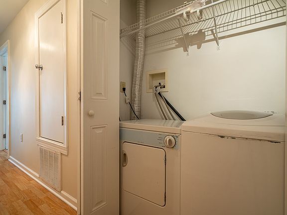 4th image of 504 Elmwood Ave #203