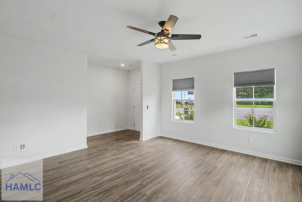 5 bed, 3.0 bath, 2447 sqft, $2,400 — Photo 4
