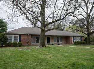 1 Kingston Manor Dr, Saint Louis, MO 63124