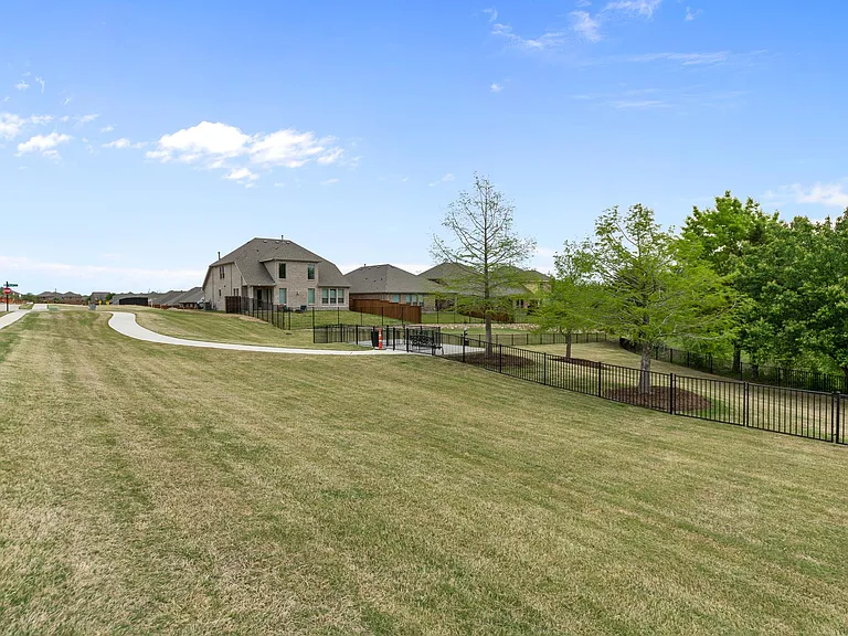 800 Emerling Dr — Photo 32