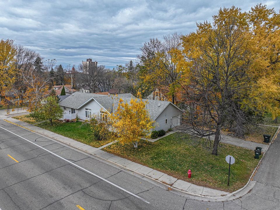 1st image of 217 10th Ave E