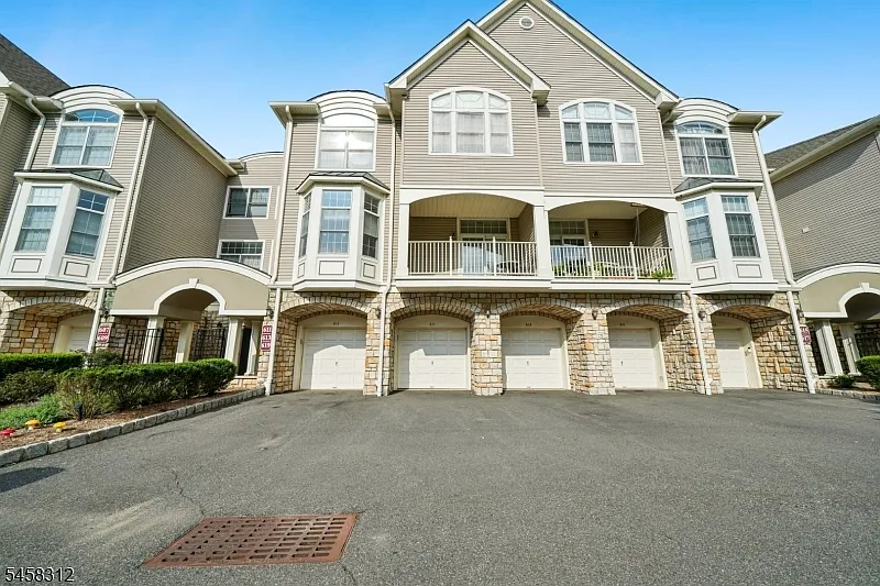 3 bed, 2.5 bath, 2460 sqft, $4,800 — Photo 2