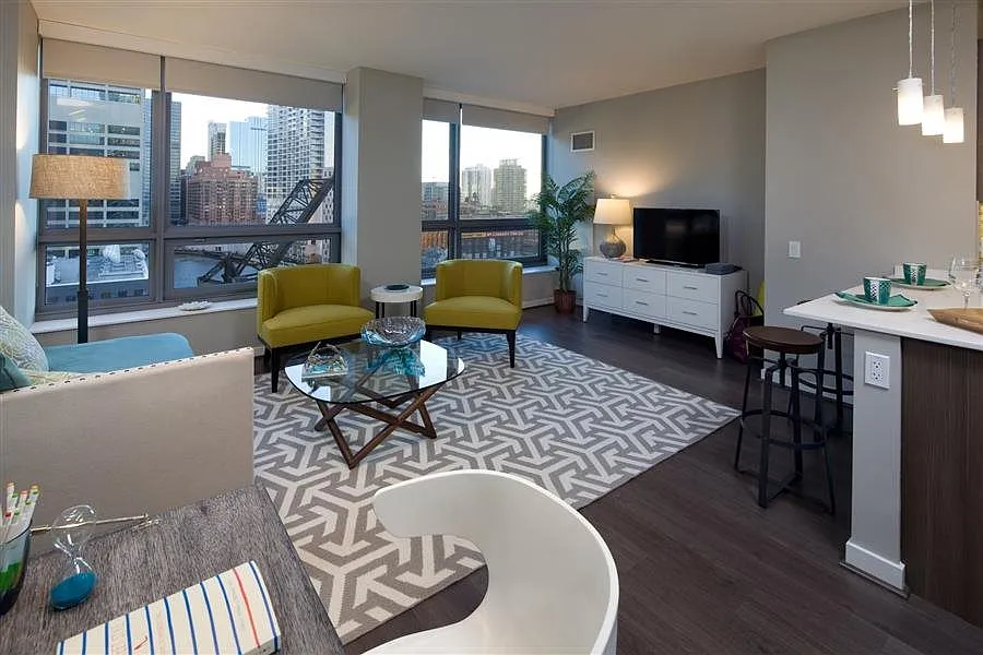 300 W Hubbard St #402