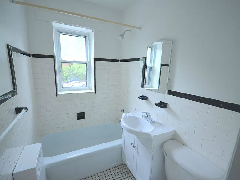 385 Besserer St — Photo 11
