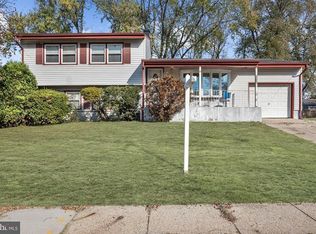 15 Lansberry Dr, Burlington, NJ 08016