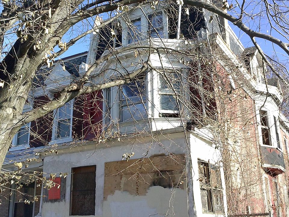 1st image of 852 E Woodlawn St