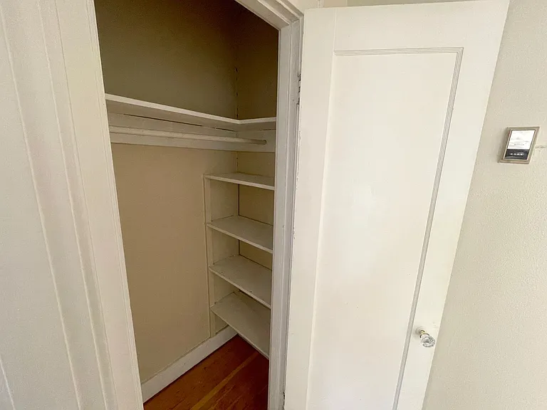 Vintage 1 Bedroom with Hardwood Floors, Close-In Location — Photo 7