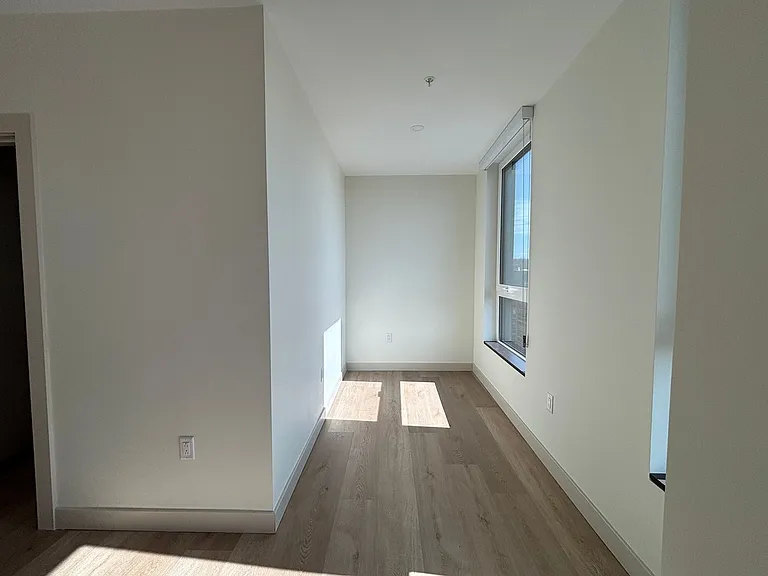 Bank Street Apartments at Burlington Square — Photo 16