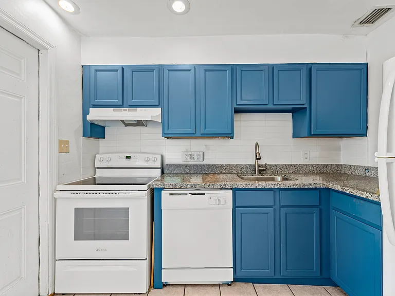 1127 NE 5th Ave #4 — Photo 11