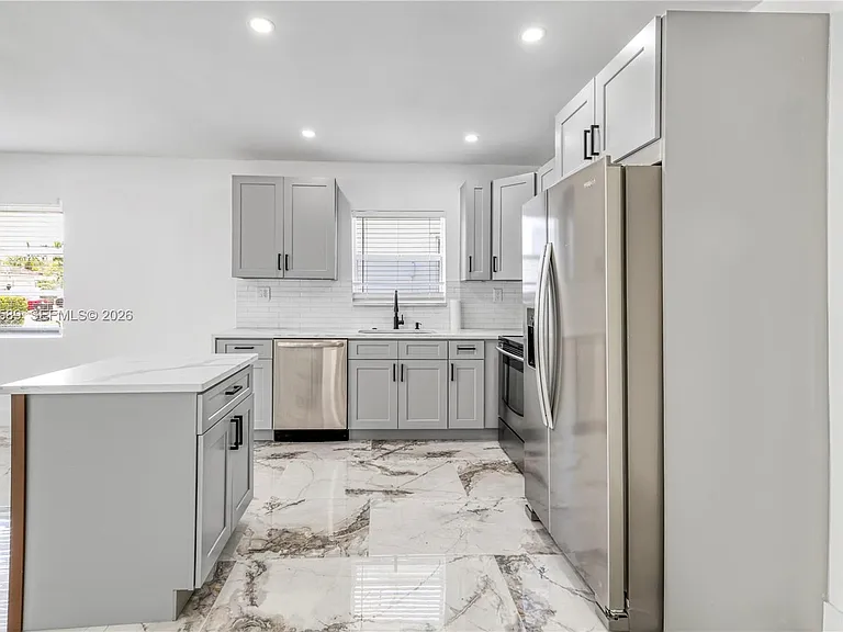809 SW 17th St — Photo 7