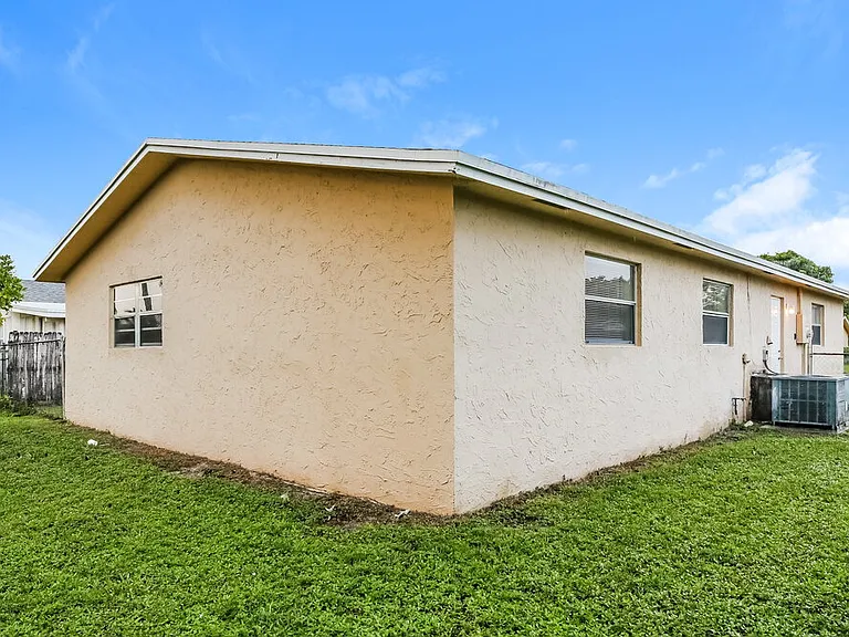 425 SW 74th Ave — Photo 15
