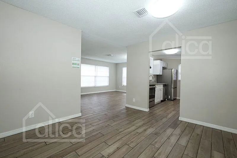 4 bed, 2.0 bath, 1250 sqft, $2,095 — Photo 4