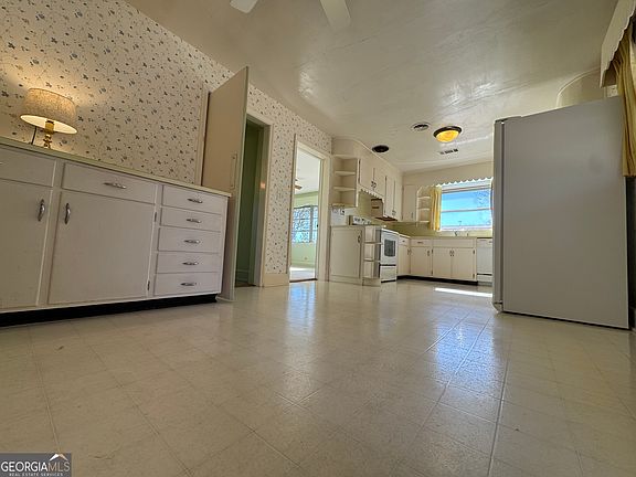 5th image of 465 Cedar St
