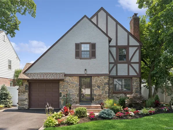 20 Beverly Parkway, Freeport, NY 11520