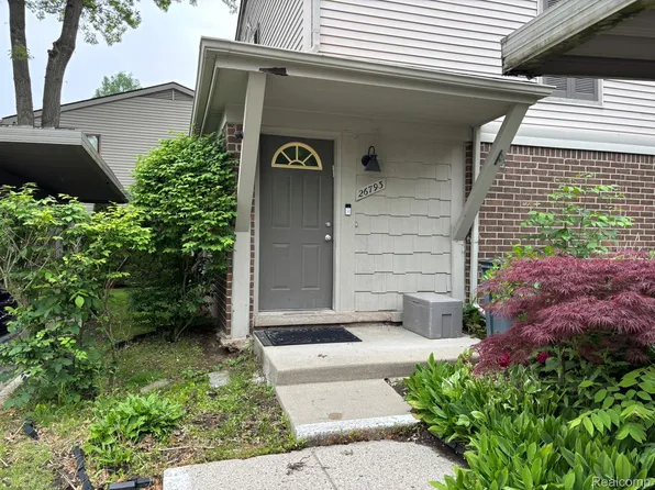 26793 Farmbrook Villa Dr, Southfield, MI 48034