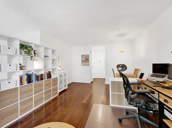 240 East 35th Street 5C image 2 of 9