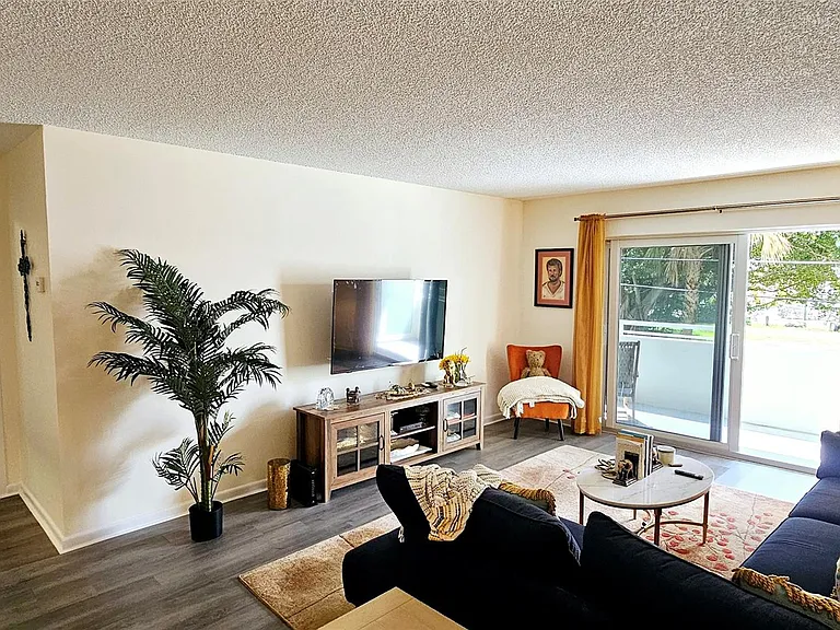 3212 NE 12th St #202 — Photo 3