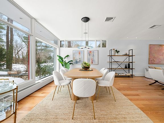 4th image of 32 Moon Hill Rd