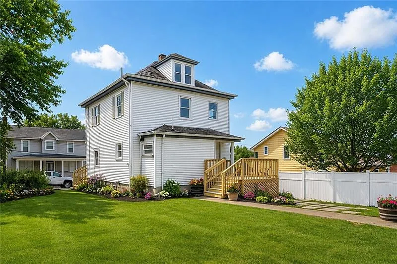 4 bed, $2,400 — Photo 2