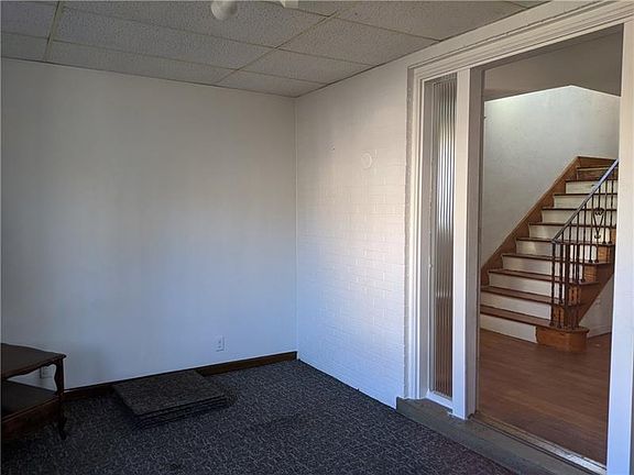 3rd image of 400 Catharine St