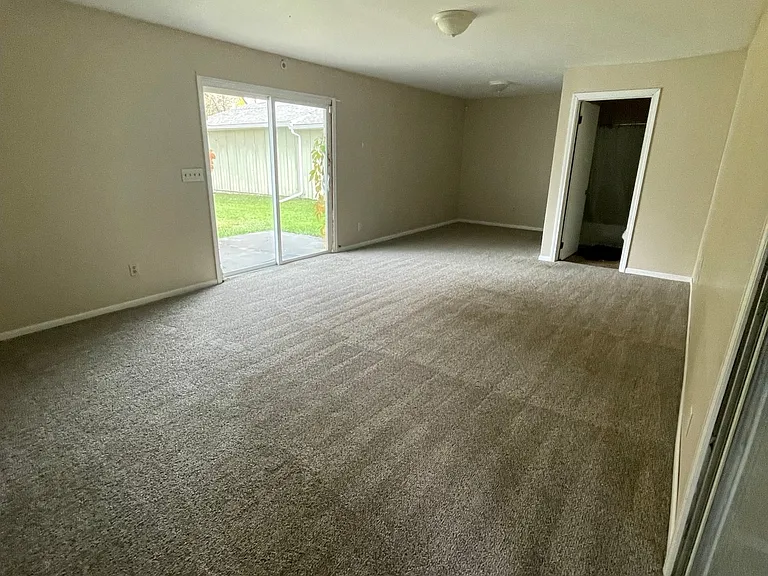 937 Dingledine Ave — Photo 2