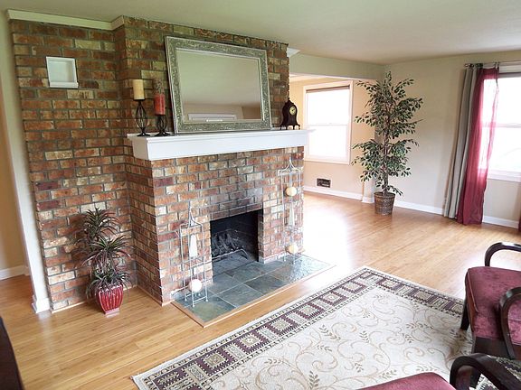 Living room w/ fireplace