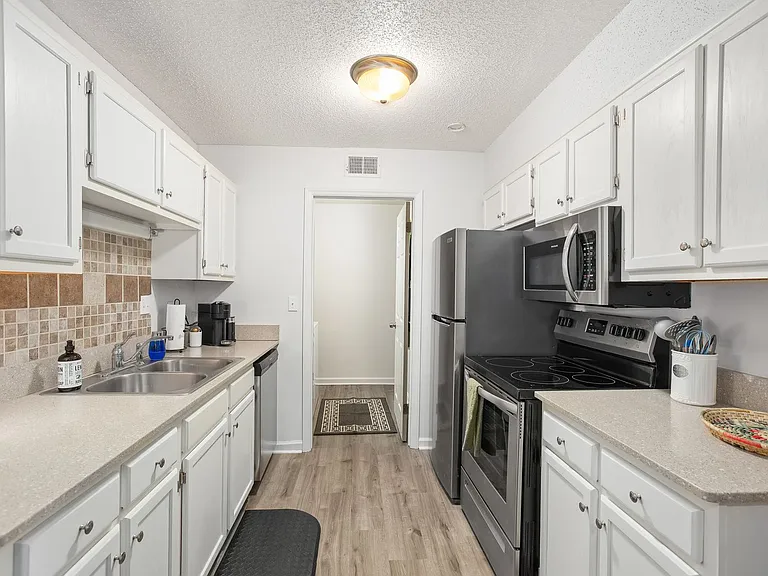 2260 Sunderland Rd #82W — Photo 4