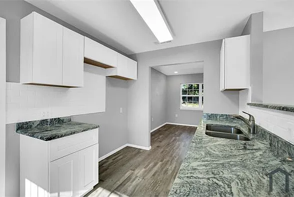 3450 Silverhill Dr — Photo 5