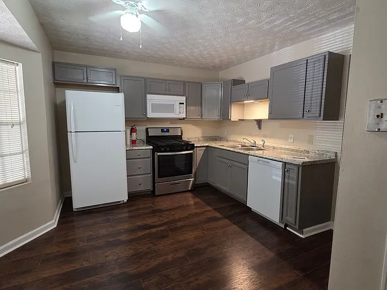 140 Hunters Ln #B — Photo 3