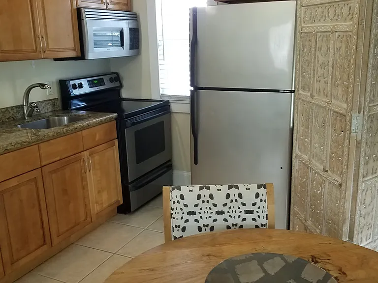 1119 Olivia St — Photo 3