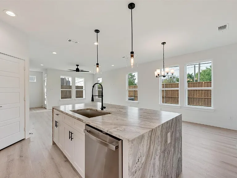 2330 Fairfax Dr — Photo 15