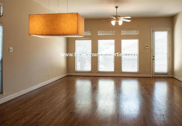 2410 Knight St — Photo 6