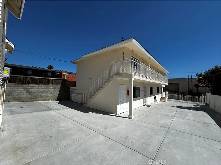 2722 E Wall St #C-D — Photo 3