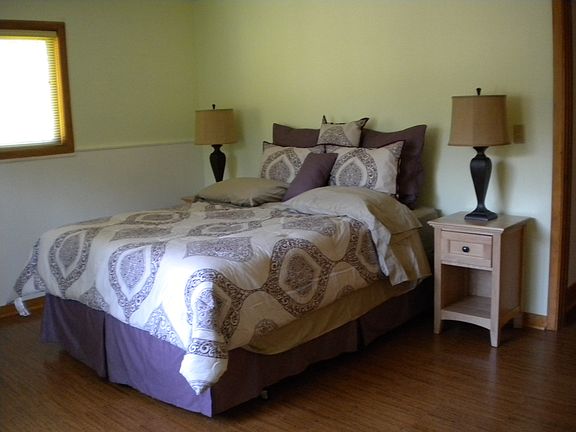 Bedroom with Queen