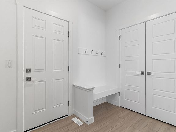 5th image of 939 18th Ave NW